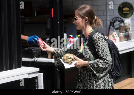 200603 -- LONDRA, 3 giugno 2020 Xinhua -- Una donna compra cibo in una bancarella al Camden Market a Londra, in Gran Bretagna, 2 giugno 2020. Il primo ministro britannico Boris Johnson il 28 maggio ha svelato alcune limitate e caute misure di blocco del coronavirus del paese. Dal 1° giugno sono iniziati i negozi all'aperto e gli showroom di automobili, mentre altri negozi non essenziali apriranno il 15 giugno. Foto di Ray Tang/Xinhua BRITAIN-LONDON-COVID-19-CAMDEN MARKET-REOPENING PUBLICATIONxNOTxINxCHN Foto Stock