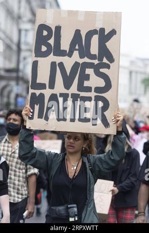 200603 -- LONDRA, 3 giugno 2020 Xinhua -- Una donna prende parte a una manifestazione a Londra, in Gran Bretagna, il 3 giugno 2020. Migliaia di persone si sono riunite a Londra mercoledì per protestare per la morte di George Floyd, un uomo nero disarmato soffocato a morte da un agente di polizia bianco nello stato del Minnesota, la scorsa settimana. Foto di Ray Tang/Xinhua BRITAIN-LONDON-FLOYD S DEATH-DEMONSTRATION PUBLICATIONxNOTxINxCHN Foto Stock