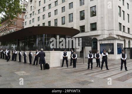 200603 -- LONDRA, 3 giugno 2020 Xinhua -- agenti di polizia stanno di guardia fuori New Scotland Yard mentre i manifestanti prendono parte a una manifestazione a Londra, in Gran Bretagna, il 3 giugno 2020. Migliaia di persone si sono riunite a Londra mercoledì per protestare per la morte di George Floyd, un uomo nero disarmato soffocato a morte da un agente di polizia bianco nello stato del Minnesota, la scorsa settimana. Foto di Ray Tang/Xinhua BRITAIN-LONDON-FLOYD S DEATH-DEMONSTRATION PUBLICATIONxNOTxINxCHN Foto Stock