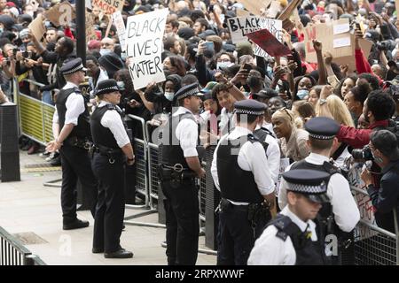 200603 -- LONDRA, 3 giugno 2020 Xinhua -- la gente partecipa a una dimostrazione a Downing Street a Londra, in Gran Bretagna, il 3 giugno 2020. Migliaia di persone si sono riunite a Londra mercoledì per protestare per la morte di George Floyd, un uomo nero disarmato soffocato a morte da un agente di polizia bianco nello stato del Minnesota, la scorsa settimana. Foto di Ray Tang/Xinhua BRITAIN-LONDON-FLOYD S DEATH-DEMONSTRATION PUBLICATIONxNOTxINxCHN Foto Stock