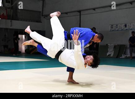 200605 -- PECHINO, 5 giugno 2020 -- gli studenti Tian Yonghui TOP e Zhang Xingchao sono in un allenamento di judo per prepararsi a una partita sportiva provinciale in una scuola di sport a Jinan, nella provincia dello Shandong della Cina orientale, 3 giugno 2020. XINHUA FOTO DEL GIORNO WangxKai PUBLICATIONxNOTxINxCHN Foto Stock