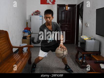 200605 -- YUNFU, 5 giugno 2020 -- Zhang Jiacheng pratica il basket a casa nella città di Gaocun della città di Yunfu, nella provincia del Guangdong della Cina meridionale, 3 giugno 2020. ANDARE CON un giocatore di basket cinese con un braccio solo di 13 anni diventa Internet Sensation CHINA-GUANGDONG-YUNFU CITY-DISABLED BOY-BASKET CN DengxHua PUBLICATIONxNOTxINxCHN Foto Stock