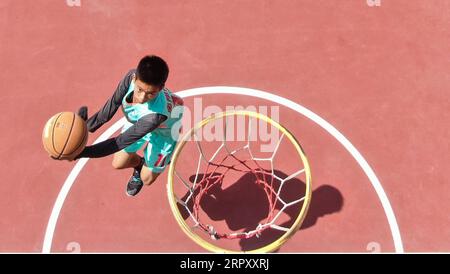 200605 -- YUNFU, 5 giugno 2020 -- la foto aerea mostra Zhang Jiacheng che pratica il basket durante una lezione di sport in una scuola media nella città di Gaocun, nella provincia del Guangdong, nella Cina meridionale, il 4 giugno 2020. ANDARE CON un giocatore di basket cinese con un braccio solo di 13 anni diventa Internet Sensation CHINA-GUANGDONG-YUNFU CITY-DISABLED BOY-BASKET CN DengxHua PUBLICATIONxNOTxINxCHN Foto Stock