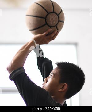 200605 -- YUNFU, 5 giugno 2020 -- Zhang Jiacheng pratica il basket a casa nella città di Gaocun della città di Yunfu, nella provincia del Guangdong della Cina meridionale, 3 giugno 2020. ANDARE CON un giocatore di basket cinese con un braccio solo di 13 anni diventa Internet Sensation CHINA-GUANGDONG-YUNFU CITY-DISABLED BOY-BASKET CN DengxHua PUBLICATIONxNOTxINxCHN Foto Stock