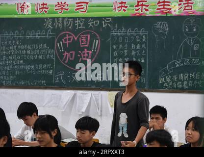 200605 -- YUNFU, 5 giugno 2020 -- Zhang Jiacheng ha una classe in una scuola media nella città di Gaocun della città di Yunfu, nella provincia del Guangdong della Cina meridionale, 3 giugno 2020. ANDARE CON un giocatore di basket cinese con un braccio solo di 13 anni diventa Internet Sensation CHINA-GUANGDONG-YUNFU CITY-DISABLED BOY-BASKET CN DengxHua PUBLICATIONxNOTxINxCHN Foto Stock