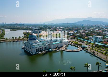 Kota Kinabalu City Mosque, Masjid Bandaraya, la moschea galleggiante di Sabah, Malesia Foto Stock