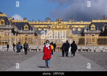 200606 -- VERSAILLES, 6 giugno 2020 -- le persone visitano il Castello di Versailles il giorno della sua riapertura nei pressi di Parigi, in Francia, il 6 giugno 2020. Lo Chateau de Versailles ha riaperto il sabato dopo la chiusura di 82 giorni a seguito del confinamento per prevenire la diffusione della COVID-19. FRANCIA-VERSAILLES-CHATEAU DE VERSAILLES-REOPEN GAOXJING PUBLICATIONXNOTXINXCHN Foto Stock