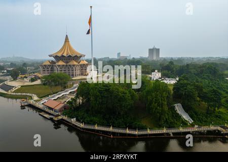 Scenario della riva del fiume Sarawak a Kuching, Sarawak, Malesia orientale Foto Stock