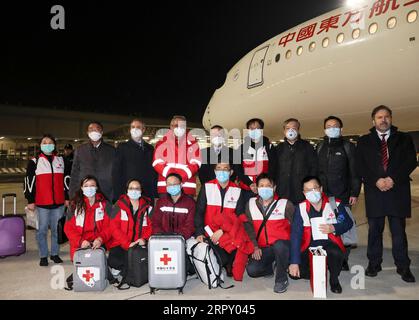 200607 -- PECHINO, 7 giugno 2020 -- Presidente della Croce Rossa Italiana Francesco Rocca 6° R, posi per foto con i membri del team di aiuti cinesi all'Aeroporto di Fiumicino a Roma, 12 marzo 2020. Un volo charter che trasportava una squadra di soccorso cinese di nove membri, insieme a tonnellate di forniture mediche, è arrivato all'aeroporto di Roma Fiumicino il 12 marzo, in parte agli sforzi della Cina per aiutare l'Italia a contenere la nuova epidemia di coronavirus. Xinhua titoli: La Cina pubblica un white paper sulla lotta contro la COVID-19 ChengxTingting PUBLICATIONxNOTxINxCHN Foto Stock