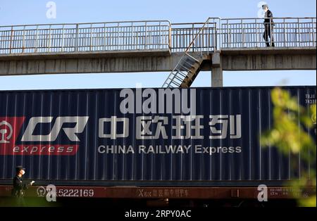 200608 -- PECHINO, 8 giugno 2020 Xinhua -- Un poliziotto controlla un treno merci in uscita Cina-Europa al passo di Horgos nella regione autonoma dello Xinjiang Uygur della Cina nord-occidentale, 20 aprile 2020. Avviato nel 2011, il servizio di trasporto ferroviario Cina-Europa è considerato una parte significativa dell'iniziativa Belt and Road per promuovere il commercio tra la Cina e i paesi partecipanti al programma. Nell'ambito della pandemia di coronavirus, il servizio è rimasto un canale di trasporto affidabile, poiché il trasporto aereo, marittimo e stradale è stato gravemente colpito. Anche i treni merci hanno svolto un ruolo cruciale in helpin Foto Stock