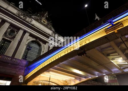 200608 -- NEW YORK, 8 giugno 2020 -- foto scattata il 7 giugno 2020 mostra il Grand Central Terminal Bridge illuminato in blu e oro a New York, negli Stati Uniti. Il governatore di New York Andrew M. Cuomo domenica ha annunciato che i punti di riferimento in tutto lo stato sarebbero stati illuminati in blu e oro e proietterà New York Tough in onore dei newyorkesi che lavorano per appiattire la curva del virus COVID-19. La più colpita New York City entrerà nella fase uno della riapertura lunedì. U.S.-NEW YORK-COVID-19-LANDMARKS WangxYing PUBLICATIONxNOTxINxCHN Foto Stock