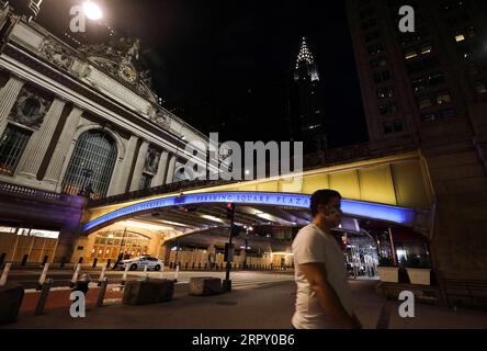 200608 -- NEW YORK, 8 giugno 2020 -- foto scattata il 7 giugno 2020 mostra il Grand Central Terminal Bridge illuminato in blu e oro a New York, negli Stati Uniti. Il governatore di New York Andrew M. Cuomo domenica ha annunciato che i punti di riferimento in tutto lo stato sarebbero stati illuminati in blu e oro e proietterà New York Tough in onore dei newyorkesi che lavorano per appiattire la curva del virus COVID-19. La più colpita New York City entrerà nella fase uno della riapertura lunedì. U.S.-NEW YORK-COVID-19-LANDMARKS WangxYing PUBLICATIONxNOTxINxCHN Foto Stock