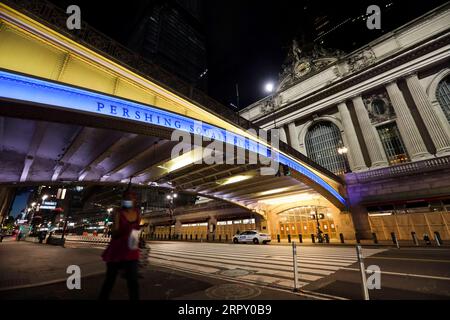 200608 -- NEW YORK, 8 giugno 2020 -- foto scattata il 7 giugno 2020 mostra il Grand Central Terminal Bridge illuminato in blu e oro a New York, negli Stati Uniti. Il governatore di New York Andrew M. Cuomo domenica ha annunciato che i punti di riferimento in tutto lo stato sarebbero stati illuminati in blu e oro e proietterà New York Tough in onore dei newyorkesi che lavorano per appiattire la curva del virus COVID-19. La più colpita New York City entrerà nella fase uno della riapertura lunedì. U.S.-NEW YORK-COVID-19-LANDMARKS WangxYing PUBLICATIONxNOTxINxCHN Foto Stock