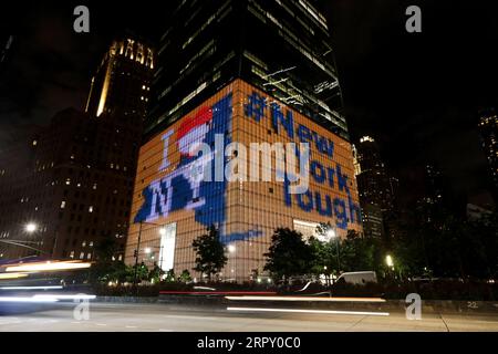 200608 -- NEW YORK, 8 giugno 2020 -- foto scattata il 7 giugno 2020 mostra il One World Trade Center che mostra gli slogan i Love NY e New York Tough a New York, negli Stati Uniti. Il governatore di New York Andrew M. Cuomo domenica ha annunciato che i punti di riferimento in tutto lo stato sarebbero stati illuminati in blu e oro e proietterà New York Tough in onore dei newyorkesi che lavorano per appiattire la curva del virus COVID-19. La più colpita New York City entrerà nella fase uno della riapertura lunedì. U.S.-NEW YORK-COVID-19-LANDMARKS WangxYing PUBLICATIONxNOTxINxCHN Foto Stock
