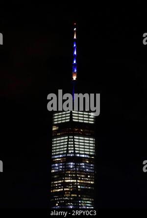 200608 -- NEW YORK, 8 giugno 2020 -- foto scattata il 7 giugno 2020 mostra il One World Trade Center illuminato in blu e oro a New York, negli Stati Uniti. Il governatore di New York Andrew M. Cuomo domenica ha annunciato che i punti di riferimento in tutto lo stato sarebbero stati illuminati in blu e oro e proietterà New York Tough in onore dei newyorkesi che lavorano per appiattire la curva del virus COVID-19. La più colpita New York City entrerà nella fase uno della riapertura lunedì. U.S.-NEW YORK-COVID-19-LANDMARKS WangxYing PUBLICATIONxNOTxINxCHN Foto Stock