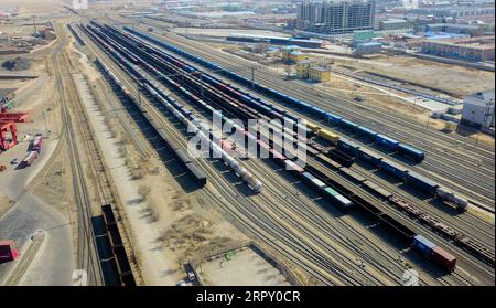 200608 -- PECHINO, 8 giugno 2020 -- foto aerea scattata l'11 aprile 2020 mostra una stazione logistica del porto di Erenhot nella regione autonoma della Mongolia interna della Cina settentrionale. Il porto ha gestito 379 treni merci Cina-Europa nel primo trimestre di quest'anno. Avviato nel 2011, il servizio di trasporto ferroviario Cina-Europa è considerato una parte significativa dell'iniziativa Belt and Road per promuovere il commercio tra la Cina e i paesi partecipanti al programma. In mezzo alla pandemia di coronavirus, il servizio è rimasto un canale di trasporto affidabile, poiché il trasporto aereo, marittimo e stradale ha subito gravi ripercussioni Foto Stock