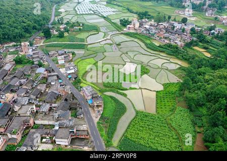 200609 -- PECHINO, 9 giugno 2020 -- foto aerea scattata l'8 giugno 2020 mostra una vista della periferia di Changming Town nella contea di Guiding, nella provincia di Guizhou nella Cina sud-occidentale. XINHUA FOTO DEL GIORNO LiuxXu PUBLICATIONxNOTxINxCHN Foto Stock