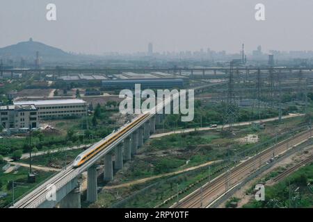 200609 -- PECHINO, 9 giugno 2020 -- la foto aerea scattata il 22 aprile 2020 mostra un treno in corsa durante la sua operazione di prova lungo la ferrovia ad alta velocità Shangqiu-Hefei-Hangzhou a Huzhou, nella provincia di Zhejiang nella Cina orientale. PER ANDARE AI TITOLI DI XINHUA DEL 9 GIUGNO 2020 CHINA-YANGTZE RIVER DELTA-GLOBAL INVESTMENT CN HUANGXZONGZHI PUBLICATIONXNOTXINXCHN Foto Stock