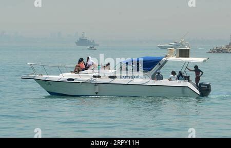 200609 -- GOVERNATORATO di HAWALLI, 9 giugno 2020 Xinhua -- gente naviga su yacht in mare nel Governatorato di Hawalli, Kuwait, 9 giugno 2020. Il 31 maggio, il Kuwait pose fine al coprifuoco totale per ripristinare la vita normale nel paese. Da allora, alcune persone scelgono di praticare sport all'aperto in riva al mare e sui sentieri, mentre altre preferiscono rimanere a casa facendo sport. Foto di Asad/Xinhua KUWAIT-HAWALLI GOVERNATORATO-DAILY LIFE PUBLICATIONxNOTxINxCHN Foto Stock