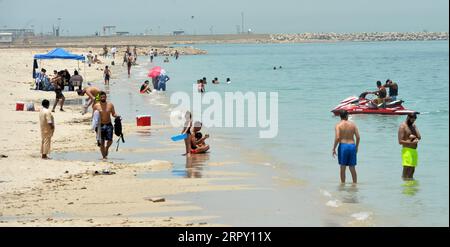 200609 -- GOVERNATORATO di HAWALLI, 9 giugno 2020 Xinhua -- la gente si rilassa su una spiaggia nel Governatorato di Hawalli, Kuwait, 9 giugno 2020. Il 31 maggio, il Kuwait pose fine al coprifuoco totale per ripristinare la vita normale nel paese. Da allora, alcune persone scelgono di praticare sport all'aperto in riva al mare e sui sentieri, mentre altre preferiscono rimanere a casa facendo sport. Foto di Asad/Xinhua KUWAIT-HAWALLI GOVERNATORATO-DAILY LIFE PUBLICATIONxNOTxINxCHN Foto Stock