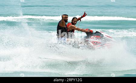 200609 -- GOVERNATORATO di HAWALLI, 9 giugno 2020 Xinhua -- la gente cavalca uno scooter d'acqua in mare nel Governatorato di Hawalli, Kuwait, 9 giugno 2020. Il 31 maggio, il Kuwait pose fine al coprifuoco totale per ripristinare la vita normale nel paese. Da allora, alcune persone scelgono di praticare sport all'aperto in riva al mare e sui sentieri, mentre altre preferiscono rimanere a casa facendo sport. Foto di Asad/Xinhua KUWAIT-HAWALLI GOVERNATORATO-DAILY LIFE PUBLICATIONxNOTxINxCHN Foto Stock