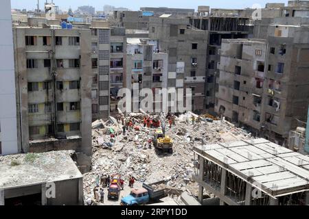 200610 -- PECHINO, 10 giugno 2020 -- i soccorritori lavorano nel sito dove un edificio è crollato a Karachi, Pakistan, l'8 giugno 2020. Il bilancio delle vittime dal crollo di un edificio residenziale di cinque piani a Karachi è salito a 13 il martedì mattina, polizia e funzionari di soccorso hanno detto. Str/Xinhua XINHUA FOTO DEL GIORNO Stringer PUBLICATIONxNOTxINxCHN Foto Stock