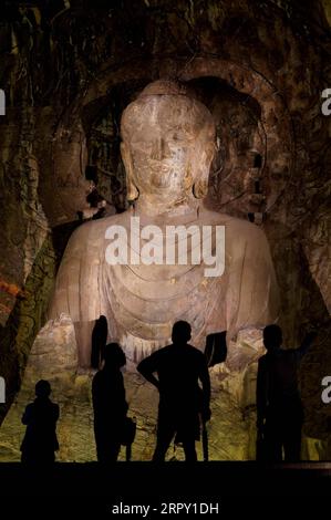 200610 -- PECHINO, 10 giugno 2020 -- i turisti prendono parte a un tour notturno nell'area panoramica delle Grotte di Longmen a Luoyang, nella provincia centrale di Henan, Cina, 8 giugno 2020. L'area panoramica delle Grotte di Longmen ha introdotto i programmi di tour notturni il 10 aprile per i turisti che visitano alcune delle più belle arti buddiste cinesi. XINHUA FOTO DEL GIORNO LixAn PUBLICATIONxNOTxINxCHN Foto Stock