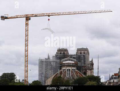 200610 -- PECHINO, 10 giugno 2020 -- la Cattedrale di Notre-Dame è visibile durante le operazioni di smantellamento del ponteggio a Parigi, in Francia, il 9 giugno 2020. Lunedì i lavoratori hanno ufficialmente iniziato la rimozione e lo smantellamento dell'impalcatura danneggiata dall'incendio in cima alla cattedrale, che era stata gravemente danneggiata in un incendio lo scorso anno. XINHUA FOTO DEL GIORNO GaoxJing PUBLICATIONxNOTxINxCHN Foto Stock