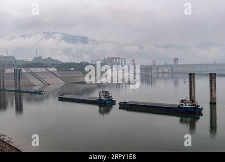 200610 -- PECHINO, 10 giugno 2020 -- le navi passano il canale di avvicinamento a monte della diga delle tre Gole a Yichang, nella provincia di Hubei nella Cina centrale, 9 giugno 2020. Il livello dell'acqua del bacino idrico delle tre Gole è sceso a 144,99 metri dal lunedì pomeriggio, due giorni prima del previsto, nel tentativo di fare spazio per contenere l'acqua da potenziali inondazioni stagionali. Foto di /Xinhua XINHUA FOTO DEL GIORNO ZhengxJiayu PUBLICATIONxNOTxINxCHN Foto Stock