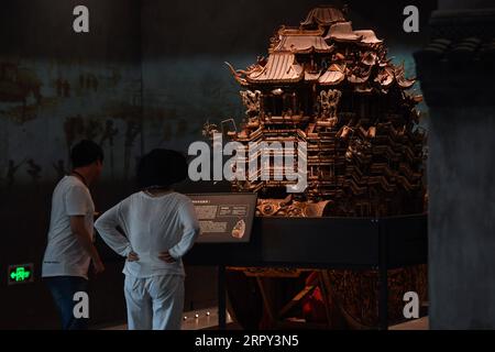 200612 -- NINGBO, 12 giugno 2020 -- le persone visitano un museo convertito da una centrale elettrica abbandonata nella città di Ningbo, nella provincia di Zhejiang nella Cina orientale, 12 giugno 2020. Il museo, che si estende su un'area di 6.000 metri quadrati con 3 sale espositive permanenti e 5 sale espositive temporanee, aperto al pubblico il venerdì. CHINA-ZHEJIANG-FENGHUA-CITY MUSEUM CN HUANGXZONGZHI PUBLICATIONXNOTXINXCHN Foto Stock