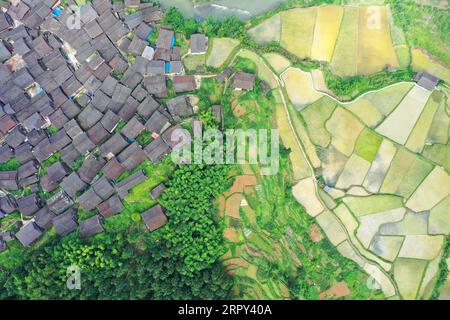 200613 -- PECHINO, 13 giugno 2020 -- foto aerea scattata l'11 giugno 2020 mostra una vista del villaggio di Wugong Dong della contea di Rongjiang, nella provincia di Guizhou nella Cina sud-occidentale. XINHUA FOTO DEL GIORNO LiuxQinbing PUBLICATIONxNOTxINxCHN Foto Stock