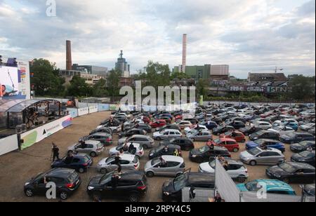 200613 -- BONN GERMANIA, 13 giugno 2020 -- le persone guardano un drive-in dai loro veicoli a Bonn, Germania, il 13 giugno 2020. Il drive-in si è tenuto qui il sabato con misure rigorose per consentire alle persone di godersi la musica mantenendo il distanziamento sociale. Foto di /Xinhua GERMANY-BONN-COVID-19-DRIVE-IN CONCERT TangxYing PUBLICATIONxNOTxINxCHN Foto Stock