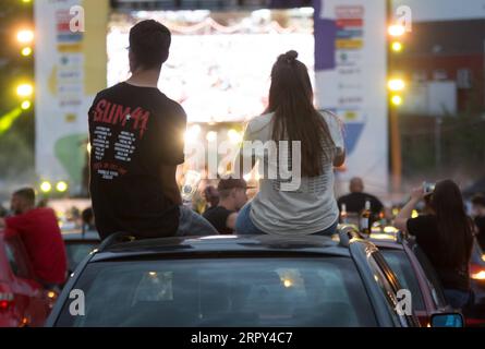 200613 -- BONN GERMANIA, 13 giugno 2020 -- le persone guardano un drive-in dai loro veicoli a Bonn, Germania, il 13 giugno 2020. Il drive-in si è tenuto qui il sabato con misure rigorose per consentire alle persone di godersi la musica mantenendo il distanziamento sociale. Foto di /Xinhua GERMANY-BONN-COVID-19-DRIVE-IN CONCERT TangxYing PUBLICATIONxNOTxINxCHN Foto Stock