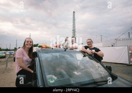 200613 -- BONN GERMANIA, 13 giugno 2020 -- le persone guardano un drive-in dai loro veicoli a Bonn, Germania, il 13 giugno 2020. Il drive-in si è tenuto qui il sabato con misure rigorose per consentire alle persone di godersi la musica mantenendo il distanziamento sociale. Foto di /Xinhua GERMANY-BONN-COVID-19-DRIVE-IN CONCERT TangxYing PUBLICATIONxNOTxINxCHN Foto Stock