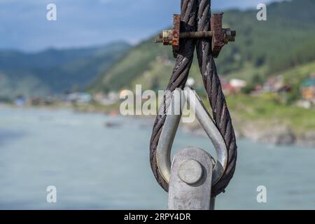 Cavo in metallo robusto e affidabile con fissaggio di collegamento con bulloni Foto Stock