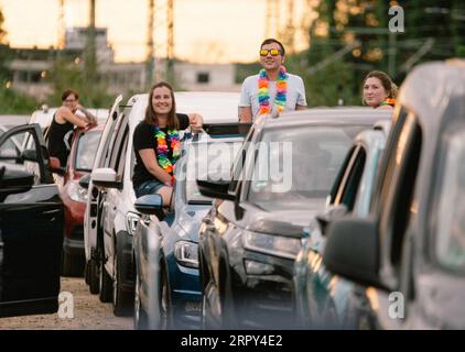 200613 -- BONN GERMANIA, 13 giugno 2020 -- le persone guardano un drive-in dai loro veicoli a Bonn, Germania, il 13 giugno 2020. Il drive-in si è tenuto qui il sabato con misure rigorose per consentire alle persone di godersi la musica mantenendo il distanziamento sociale. Foto di /Xinhua GERMANY-BONN-COVID-19-DRIVE-IN CONCERT TangxYing PUBLICATIONxNOTxINxCHN Foto Stock