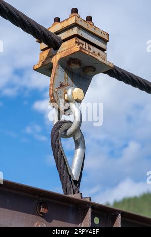 Cavo in metallo robusto e affidabile con fissaggio di collegamento con bulloni Foto Stock