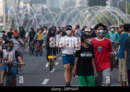 200614 -- GIACARTA, 14 giugno 2020 -- People Walk in the Thamrin Street a Giacarta, Indonesia, 14 giugno 2020. INDONESIA-GIACARTA-COVID-19-ATTIVITÀ-EASING VerixSanovri PUBLICATIONxNOTxINxCHN Foto Stock