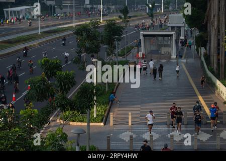 200614 -- GIACARTA, 14 giugno 2020 -- People Exercise in Sudirman Street a Giacarta, Indonesia, 14 giugno 2020. INDONESIA-GIACARTA-COVID-19-ATTIVITÀ-EASING VerixSanovri PUBLICATIONxNOTxINxCHN Foto Stock