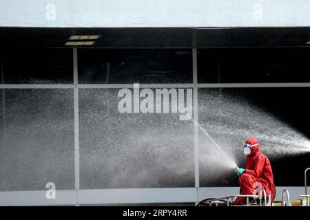 200614 -- GIACARTA, 14 giugno 2020 -- Un vigile del fuoco che indossa una tuta protettiva spruzza disinfettante presso il complesso del rappresentante della camera a Giacarta, Indonesia, 14 giugno 2020. I casi di COVID-19 in Indonesia sono aumentati di 857 entro un giorno a 38.277, con il bilancio delle vittime che ha aggiunto da 43 a 2.134, il funzionario del Ministero della Sanità Achmad Yurianto ha detto in una conferenza stampa di domenica. INDONESIA-GIACARTA-DISINFEZIONE-COVID-19 AGUNGXKUNCAHYAXB. PUBLICATIONxNOTxINxCHN Foto Stock