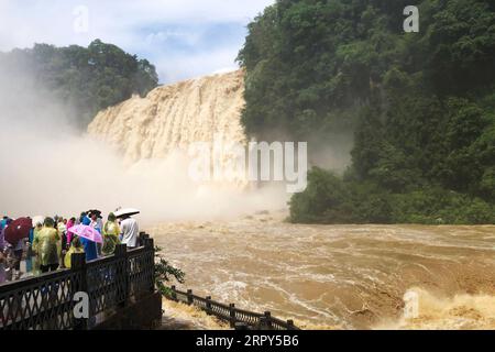 200615 -- ANSHUN, 15 giugno 2020 -- i turisti godono di una vista della cascata di Huangguoshu ad Anshun, nella provincia di Guizhou nel sud-ovest della Cina, il 14 giugno 2020. CHINA-GUIZHOU-HUANGGUOSHU WATERFALL CN YangxWenbin PUBLICATIONxNOTxINxCHN Foto Stock