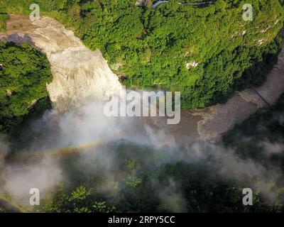 200615 -- ANSHUN, 15 giugno 2020 -- foto aerea scattata il 14 giugno 2020 mostra una vista della cascata di Huangguoshu ad Anshun, nella provincia di Guizhou nella Cina sud-occidentale. CHINA-GUIZHOU-HUANGGUOSHU WATERFALL CN YangxWenbin PUBLICATIONxNOTxINxCHN Foto Stock