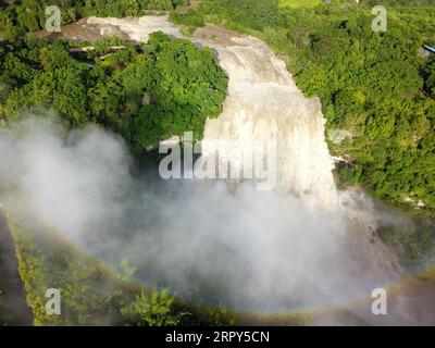 200615 -- ANSHUN, 15 giugno 2020 -- foto aerea scattata il 14 giugno 2020 mostra una vista della cascata di Huangguoshu ad Anshun, nella provincia di Guizhou nella Cina sud-occidentale. CHINA-GUIZHOU-HUANGGUOSHU WATERFALL CN YangxWenbin PUBLICATIONxNOTxINxCHN Foto Stock