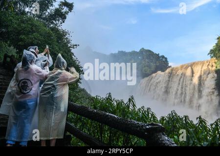 200615 -- ANSHUN, 15 giugno 2020 -- i turisti godono di una vista della cascata di Huangguoshu ad Anshun, nella provincia di Guizhou nel sud-ovest della Cina, il 14 giugno 2020. CHINA-GUIZHOU-HUANGGUOSHU WATERFALL CN YangxWenbin PUBLICATIONxNOTxINxCHN Foto Stock