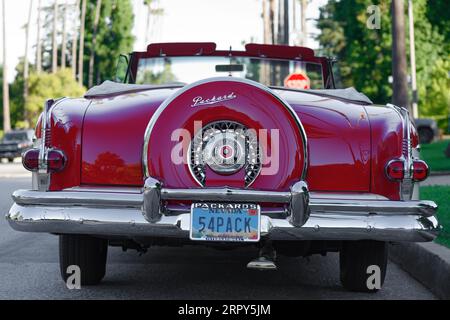 Auto d'epoca, Packard Caribbean, vettura convertibile, vista posteriore, parcheggiata in una zona residenziale. Foto Stock
