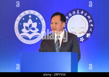 200615 -- SHENZHEN, 15 giugno 2020 -- Chen Dong, vicecapo dell'Ufficio di collegamento del governo centrale del popolo nella regione amministrativa speciale di Hong Kong HKSAR, interviene alla cerimonia di apertura di un simposio sul mantenimento e il miglioramento di un paese, due sistemi a Shenzhen, nella provincia del Guangdong della Cina meridionale, il 15 giugno 2020. Un simposio sul mantenimento e il miglioramento di un paese, due sistemi si è tenuto lunedì a Shenzhen nel sud della Cina per celebrare il 30° anniversario della promulgazione della legge fondamentale della regione amministrativa speciale di Hong Kong. Organizzato dall'Associazione Cinese di ho Foto Stock