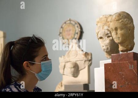 200616 -- ATENE, 16 giugno 2020 -- Una donna visita il Museo Benaki ad Atene, Grecia, il 15 giugno 2020. I musei di tutta la Grecia hanno riaperto lunedì dopo un arresto di tre mesi, mentre i siti archeologici erano stati aperti a maggio. GRECIA-ATENE-MUSEI-RIAPRE MariosxLolos PUBLICATIONxNOTxINxCHN Foto Stock