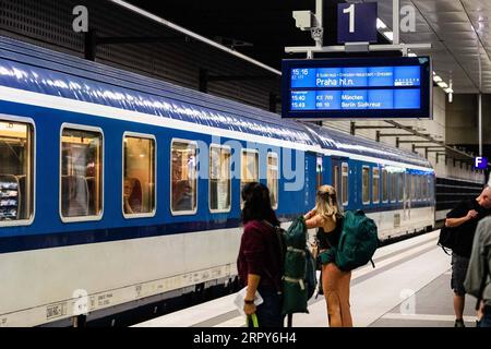 200617 -- BERLINO, 17 giugno 2020 Xinhua -- i passeggeri aspettano di salire su un treno per Praga della Repubblica Ceca alla stazione centrale di Berlino a Berlino, capitale della Germania, 15 giugno 2020. Lunedì il governo tedesco ha revocato i suoi avvertimenti di viaggio per i membri dell'Unione europea, gli stati associati a Schengen e la Gran Bretagna, ad eccezione di Spagna, Finlandia, Norvegia e Svezia. Le avvertenze sono state sostituite da consigli di viaggio individuali. Foto di Binh Truong/Xinhua GERMANY-BERLIN-COVID-19-TRAVEL WARNINGS-LIFTING PUBLICATIONxNOTxINxCHN Foto Stock