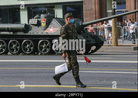 200617 -- MOSCA, 17 giugno 2020 Xinhua -- Un soldato partecipa alle prove della parata del giorno della Vittoria a Mosca, in Russia, il 17 giugno 2020. La Russia si sta preparando per una parata militare il 24 giugno per celebrare il 75° anniversario della vittoria sovietica contro i nazisti nella seconda guerra mondiale Xinhua/Evgeny Sinitsyn RUSSIA-MOSCA-GIORNO DELLA VITTORIA PARATA-PROVA PUBLICATIONxNOTxINxCHN Foto Stock