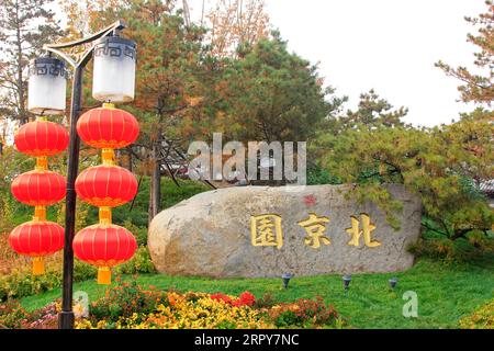 PECHINO - 23 OTTOBRE: "Giardino di Pechino" caratteri cinesi scolpiti sulla roccia in un parco, il 23 ottobre 2014, Pechino, Cina. Foto Stock